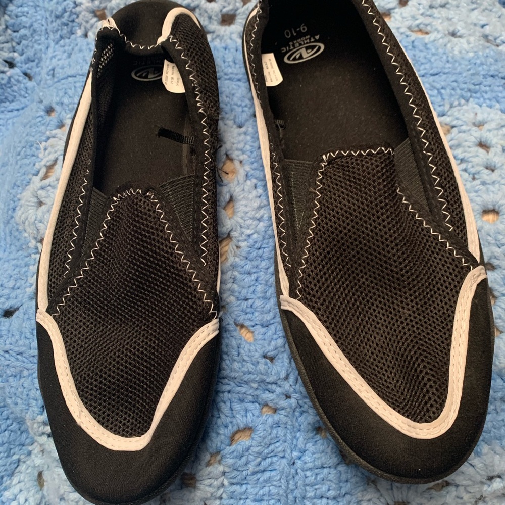 🟢Men’s Pool Shoes - Blk/Wht     - $13